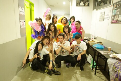 舞台裏のベッド・イン、パートタイムラバーズ、ベッドメイキングガールズ。(撮影:ほりたよしか)