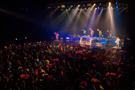 ジュリ扇で埋め尽くされるフロア。(撮影:ほりたよしか)