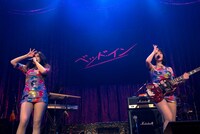 左から益子寺かおり、中尊寺まい。（撮影：ほりたよしか）