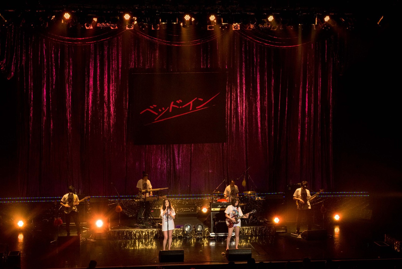 ベッド・イン「ベッド・イン TOUR 2018 祝！“TOKYO”発射記念ツアー ～サクセス・ストーリーは突然に…～」ファイナル公演の様子。（撮影：ほりたよしか）