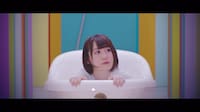 欅坂46「バスルームトラベル」ミュージックビデオのワンシーン。