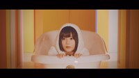 欅坂46「バスルームトラベル」ミュージックビデオのワンシーン。