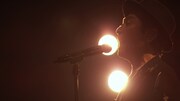 桑田佳祐「がらくたライブ」のワンシーン。