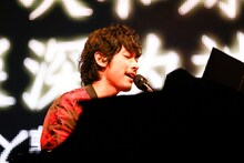 ピアノを弾き語るDEAN FUJIOKA。（撮影：島津明）