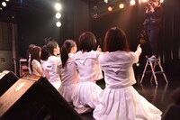 ファンと記念撮影するアイドルネッサンス。