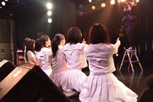 ファンと記念撮影するアイドルネッサンス。