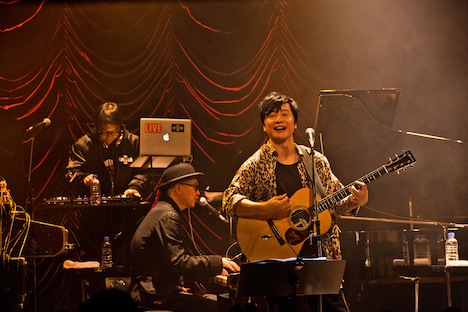 Dr.kyOnと岡野昭仁（ポルノグラフィティ）のセッションの様子。（撮影：三浦麻旅子）