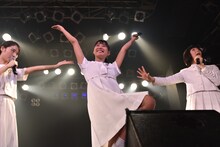 左から南端まいな、比嘉奈菜子、野本ゆめか。