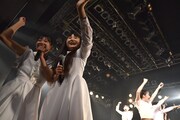 ステージの端で声援に応える比嘉奈菜子（左）と新井乃亜（右）。