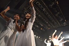 ステージの端で声援に応える比嘉奈菜子（左）と新井乃亜（右）。