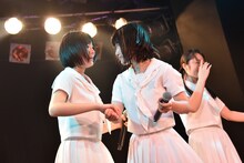 見つめ合う野本ゆめか（左）と石野理子（右）。