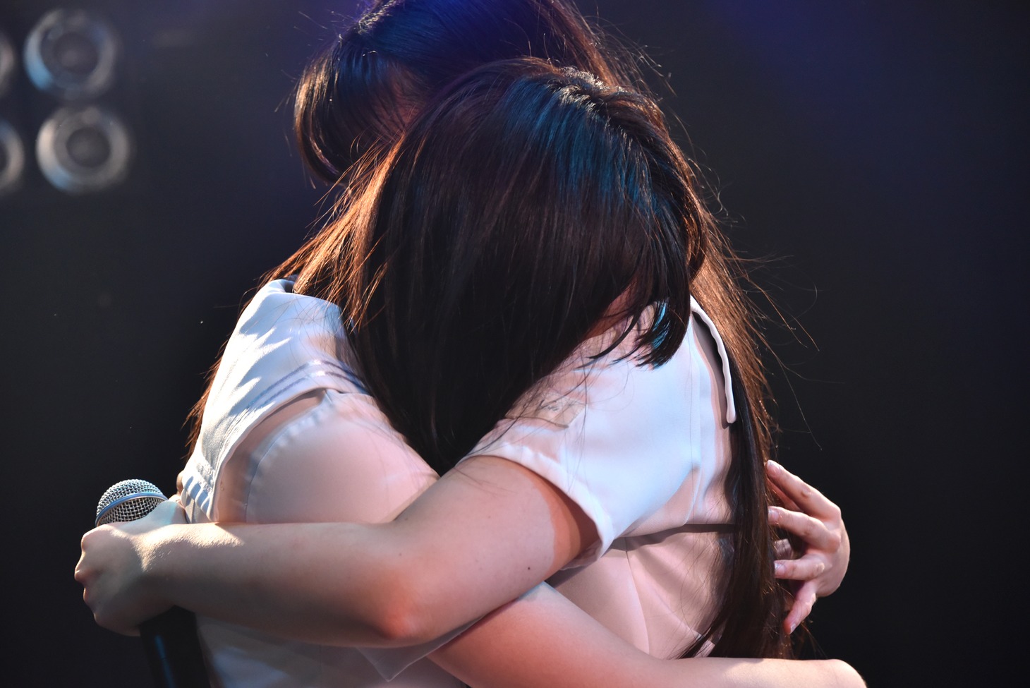 抱き合う百岡古宵（左）と新井乃亜（右）。
