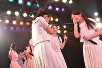 勢いで口づけをしてしまい照れる比嘉奈菜子（左）と宮本茉凜（右）。