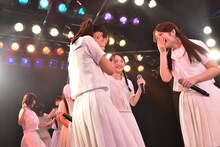 勢いで口づけをしてしまい照れる比嘉奈菜子（左）と宮本茉凜（右）。