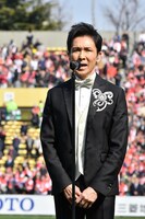 国歌を独唱する郷ひろみ。（写真提供：Sony Music Records）