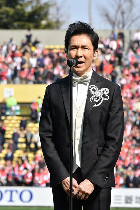 国歌を独唱する郷ひろみ。（写真提供：Sony Music Records）