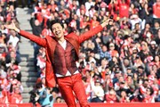 ハーフタイムショーを盛り上げる郷ひろみ。（写真提供：Sony Music Records）