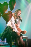 クマのぬいぐるみを抱えながら歌う坂本遥奈。（photo by HIROKAZU）