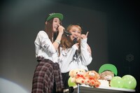 左から大黒柚姫、坂本遥奈。（photo by HIROKAZU）