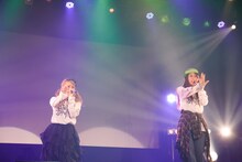 「レディオにおねがい」を披露する坂本遥奈と大黒柚姫。（photo by HIROKAZU）