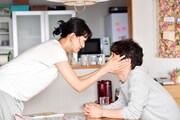 「家に帰ると妻が必ず死んだふりをしています。」の場面写真。