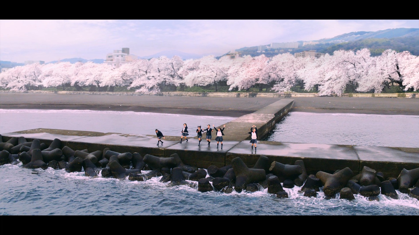 AKB48「ジャーバージャ」ミュージックビデオのワンシーン。
