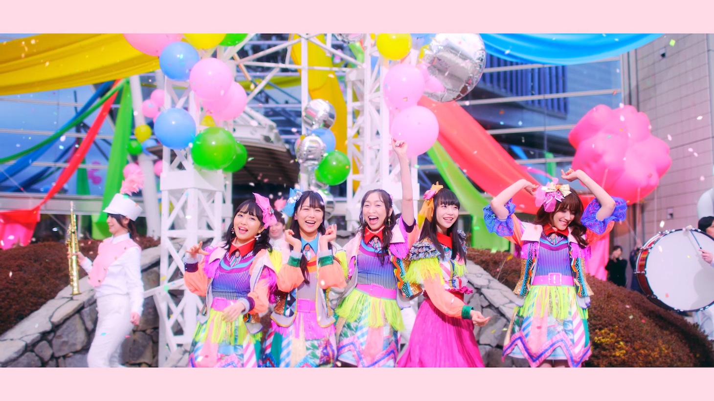 AKB48「ジャーバージャ」ミュージックビデオのワンシーン。
