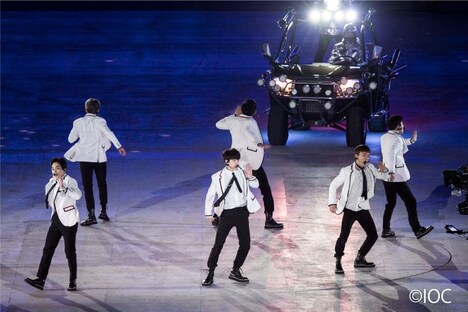 平昌五輪閉会式でのEXOのパフォーマンス。