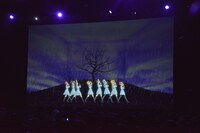 メンバー演じるキャラクターによる「僕は存在していなかった」のバーチャルライブの様子。