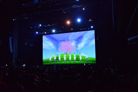 メンバー演じるキャラクターによる「僕は存在していなかった」のバーチャルライブの様子。