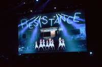 メンバー演じるキャラクターによる「地下鉄抵抗主義」のバーチャルライブの様子。