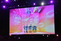 メンバー演じるキャラクターによる「シャンプーの匂いがした」のバーチャルライブの様子。