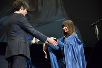 「朗読女王決定戦」で優勝し、トロフィーを受け取る花川芽衣。
