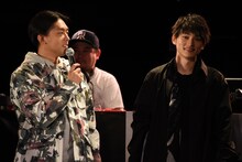 左からKEN THE 390、SKY-HI。