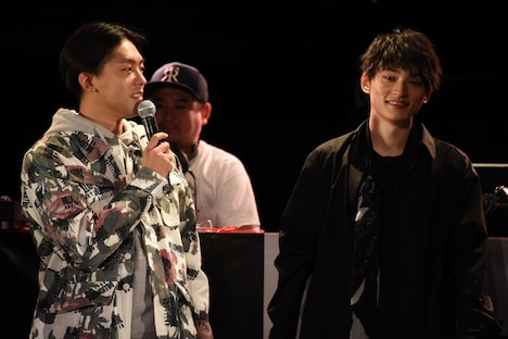 左からKEN THE 390、SKY-HI。