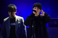 （左から）オリエンタルラジオ藤森、SKY-HI。