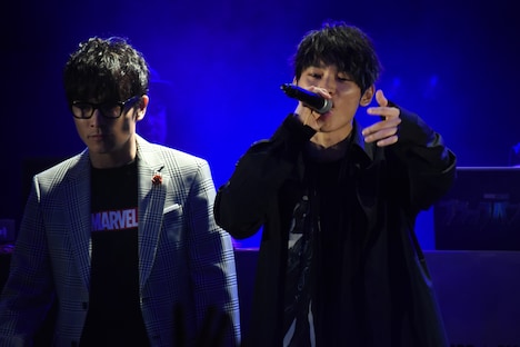 左から藤森慎吾、SKY-HI。