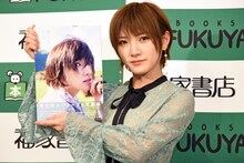 1st写真集「飾らない宝石」を掲げる岡田奈々。