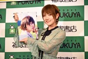 1st写真集「飾らない宝石」を持つ岡田奈々。