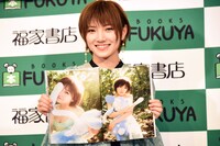 1st写真集「飾らない宝石」を紹介する岡田奈々。