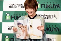 1st写真集「飾らない宝石」の“全裸に見えるポーズ”の写真を紹介する岡田奈々。