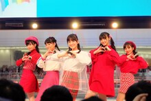 たこやきレインボー「ダブルレインボー」リリースイベントの様子。（写真提供：avex）