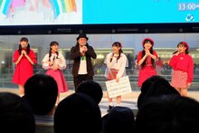 サプライズゲストとして登場したCMJK（左から3番目）。（写真提供：avex）