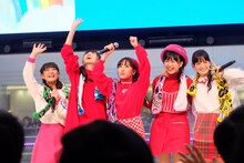 たこやきレインボー「ダブルレインボー」リリースイベントの様子。左から根岸可蓮、春名真依、堀くるみ、彩木咲良、清井咲希。（写真提供：avex）