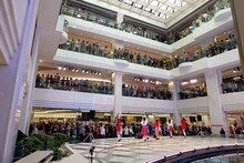 たこやきレインボー「ダブルレインボー」リリースイベントの様子。（写真提供：avex）