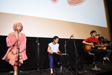 左から「Magnet」を披露するPORIN、ユキエ、atagi。