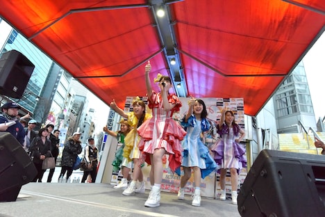 チームしゃちほこのゲリラライブの様子。