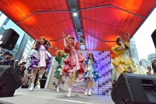 チームしゃちほこのゲリラライブの様子。