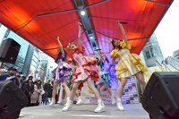 チームしゃちほこのゲリラライブの様子。