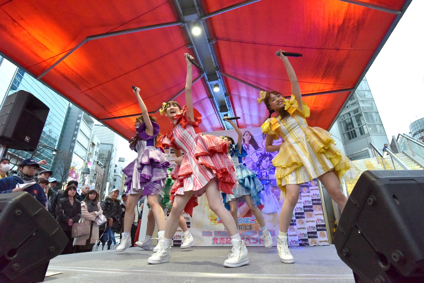 チームしゃちほこのゲリラライブの様子。